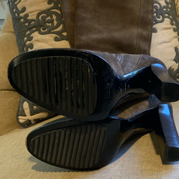 Lanvin suede knee boot - wardrobe workhorse. - Picture 4 of 6